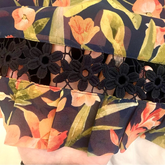 Bright floral top with exquisite details, by Karl Lagerfield. Size medium. - Picture 3 of 7